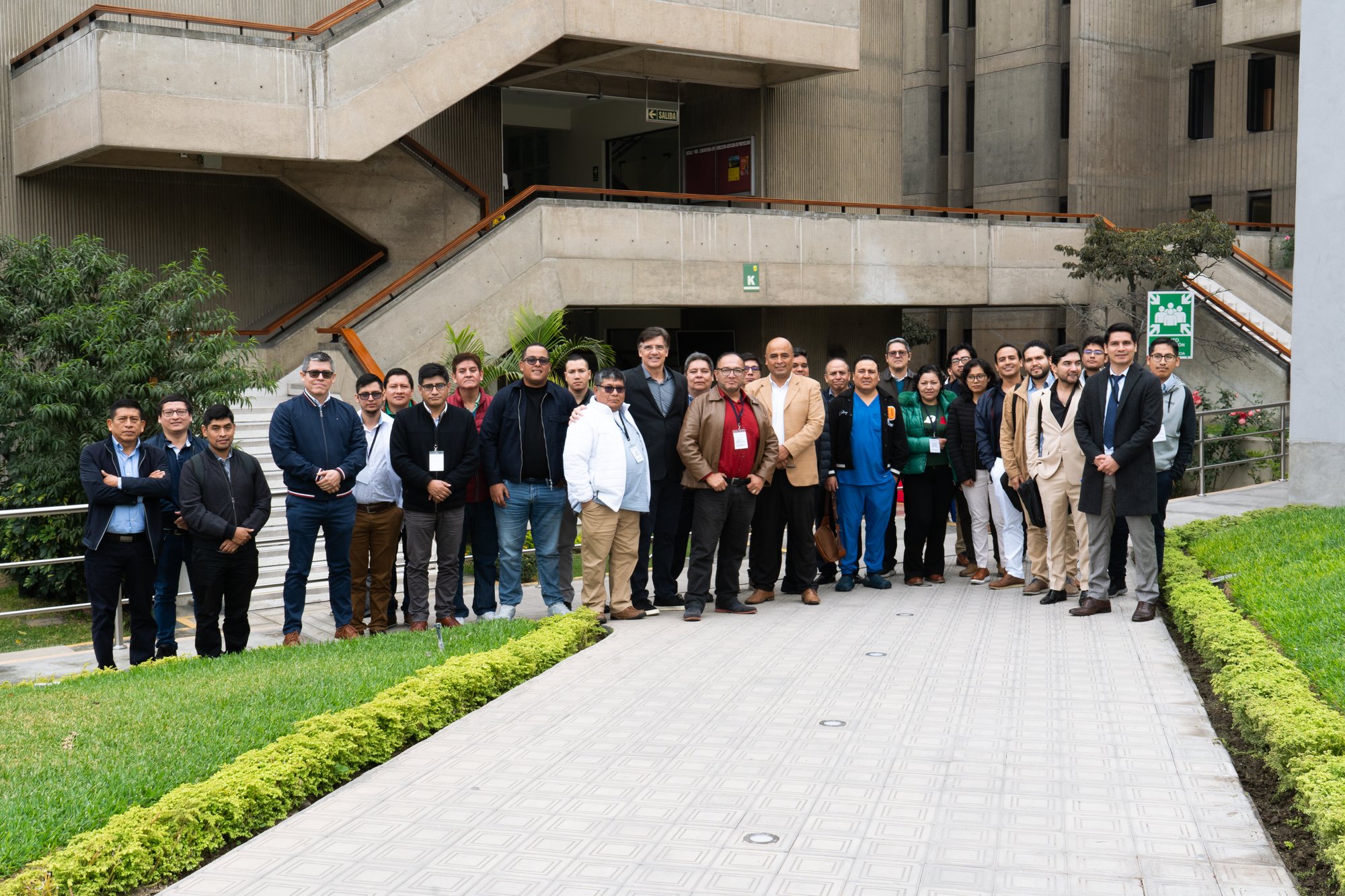 Foto grupal de participantes frente al edificio médico