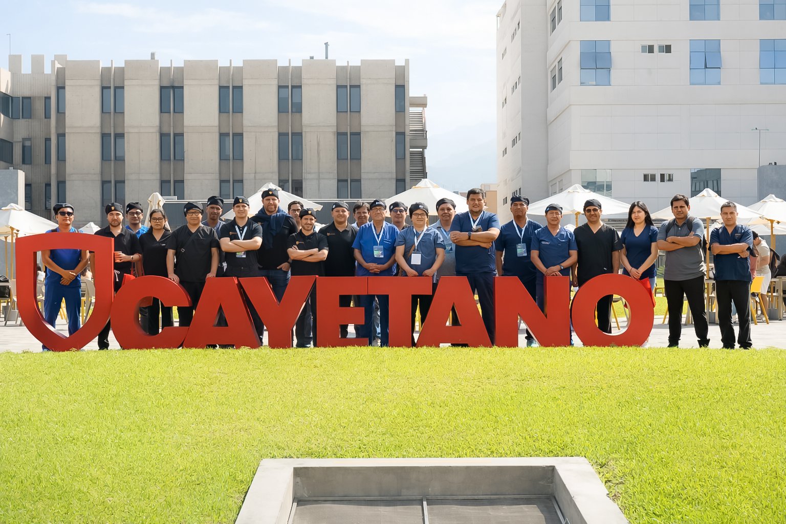 Grupo de participantes frente al campus Cayetano Heredia