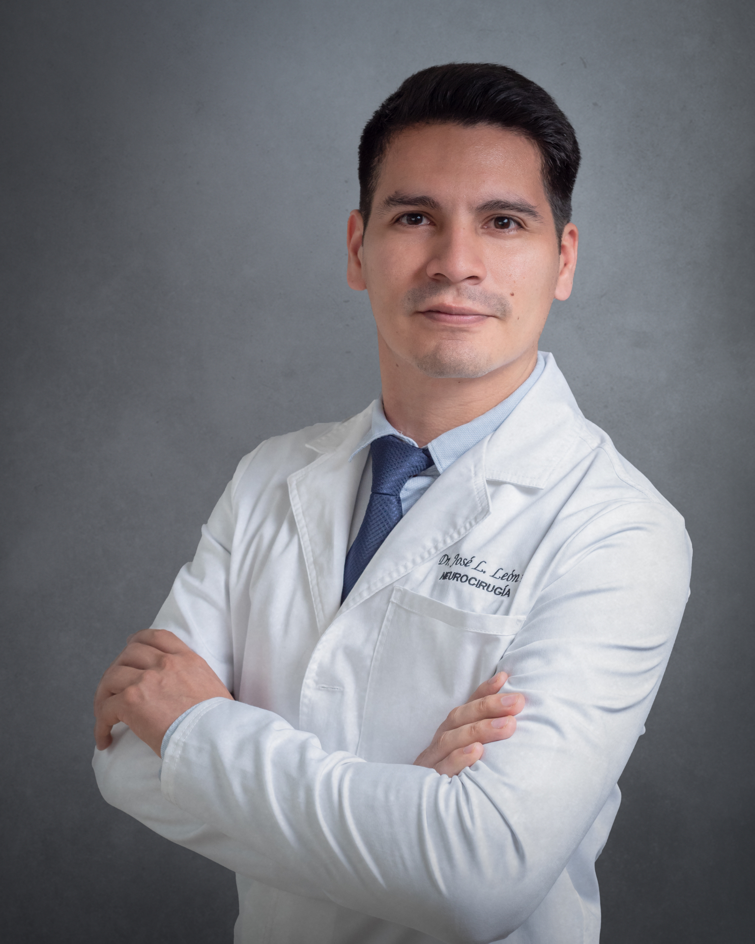 Dr. José León, neurocirujano especialista en columna vertebral en Lima